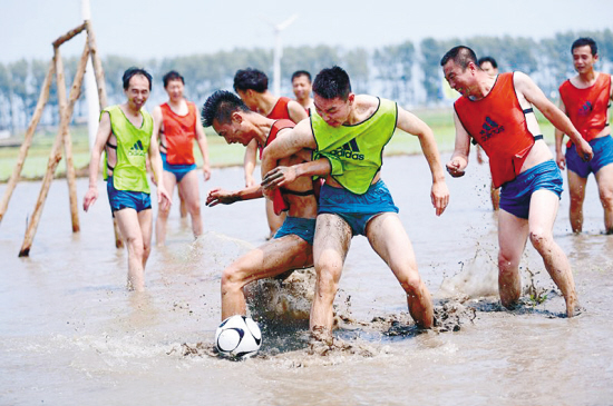 “欢乐泥地足球世界杯”在沈举行
