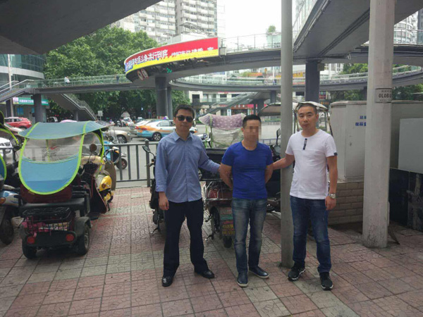 图片默认标题_fororder_被抓获的嫌疑人 摄影 王建海