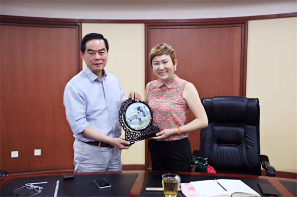 东方爱婴董事长贾军访问郑州大学西亚斯国际学院 双方