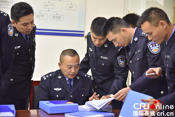 图片默认标题_fororder_参会人员翻阅资料