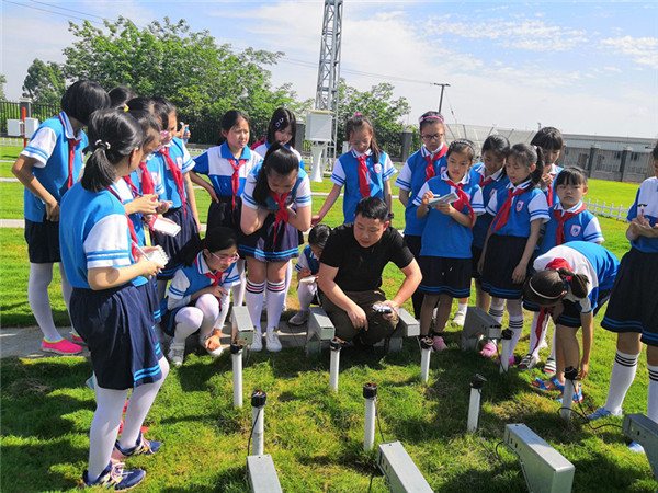 图片默认标题_fororder_参观气象观测场（成都市龙泉驿区航天小学 供图）