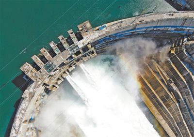 世界在建规模最大水电站 白鹤滩水电站大坝全线浇筑到顶