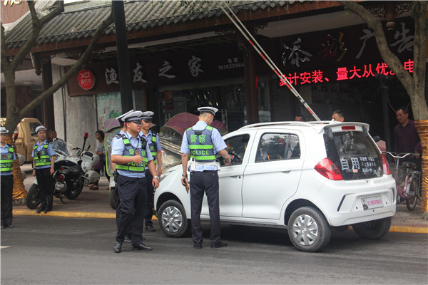 图片默认标题_fororder_民警对电动四轮车进行盘查--供图--乐山市井研县公安局