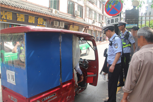 图片默认标题_fororder_民警对电动三轮车进行盘查--供图--乐山市井研县公安局
