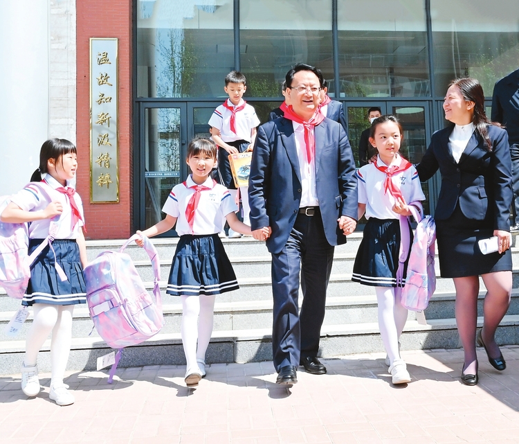 吉林省委书记景俊海在“六一”国际儿童节到来之际寄语全省少年儿童