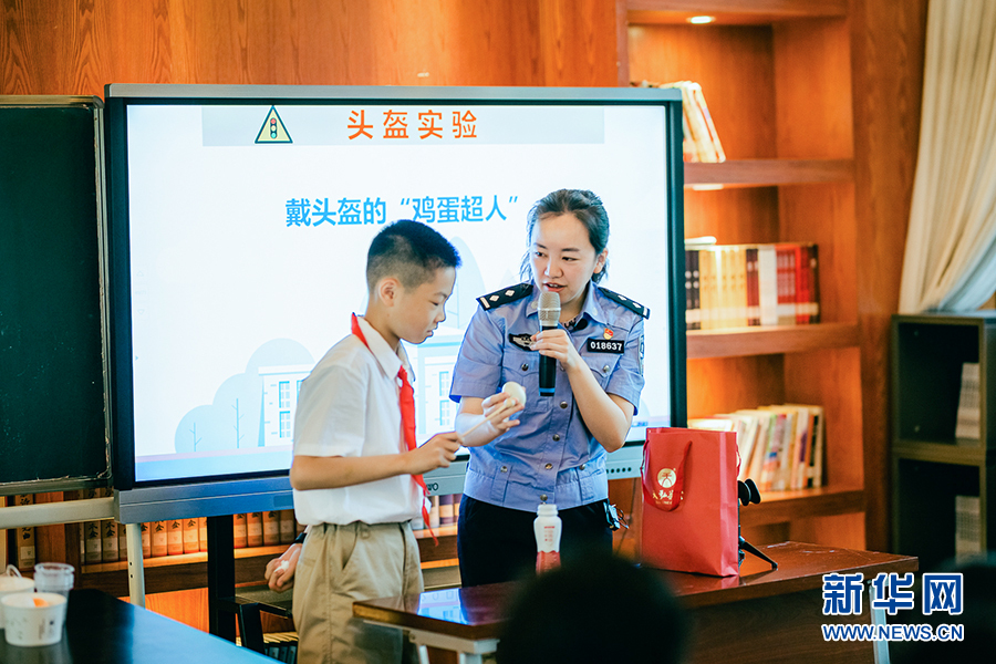 湖北武汉：小学生在玩中学交通安全知识