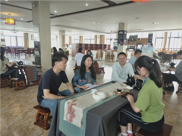 图片默认标题_fororder_人大代表现场观摩成都市工程职业技术学校茶艺实训课（成都市工程职业技术学校-供图）