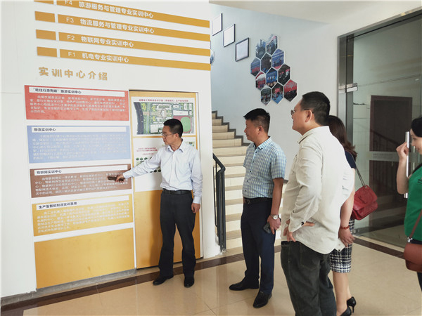 图片默认标题_fororder_人大代表参观成都市工程职业技术学校校园（成都市工程职业技术学校-供图）