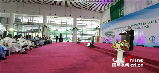 中企承建西非首条现代化双线标准轨铁路开通商业运营_fororder_3,中国驻尼日利亚大使崔建春在拉伊铁路开通商业运营仪式上致辞(王新俊 摄)