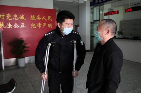 【OK】【九龙坡区公安分局供稿】重庆九龙坡：社区民警刘镇豪 拄着拐的“跑腿员”