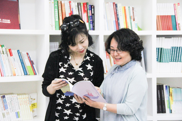 图片默认标题_fororder_3与会人员参观国网自贡供电公司职工书屋（摄影-杨梦婧）