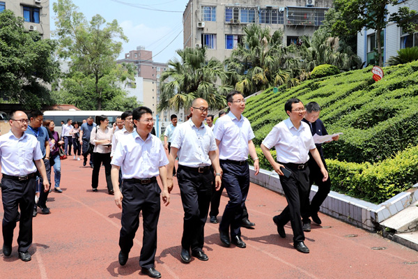 图片默认标题_fororder_曾从钦（右二））一行对白花中学进行实地考察