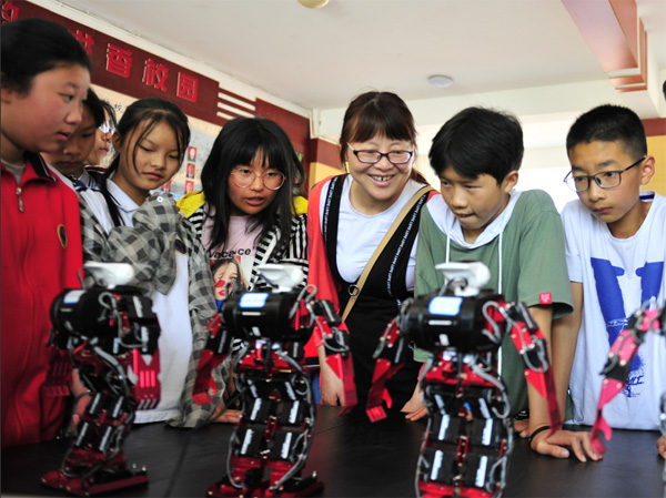 图片默认标题_fororder_图为师生们在观看机器人表演