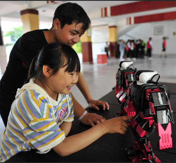 图片默认标题_fororder_图为学生与机器人互动