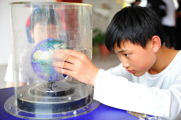 图片默认标题_fororder_图为学生在体验磁悬浮地球仪