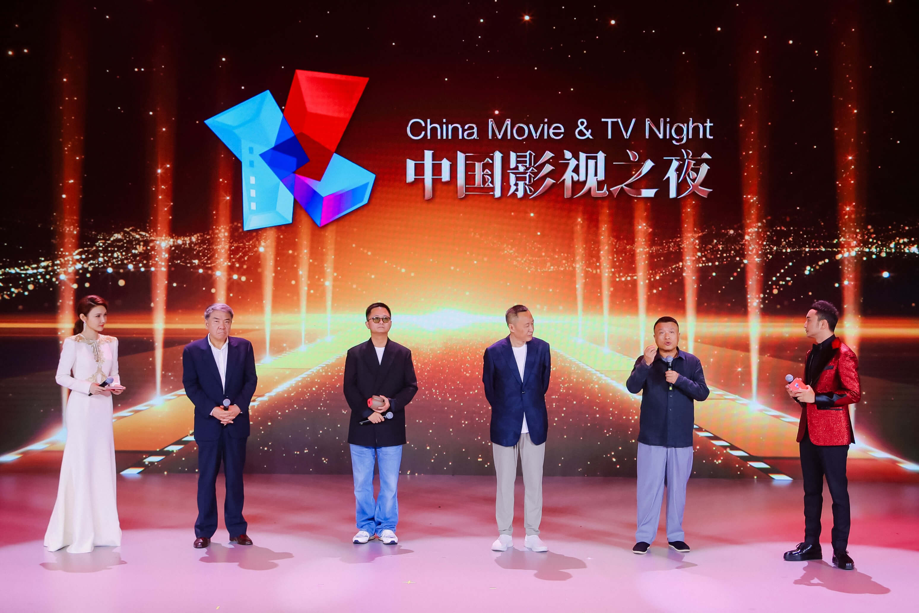 讲述申纪兰,袁隆平,屠呦呦等8位功勋人物故事的人物传记剧《功勋》