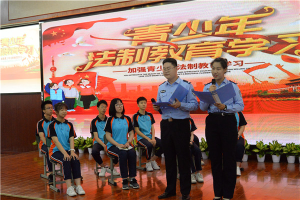 图片默认标题_fororder_“警校共建平安校园”情景剧表演（成都市成飞中学 供图）.JPG