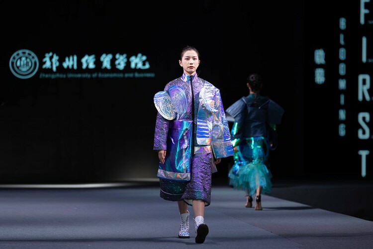 河南省郑州经贸学院举行2021届服装与服饰设计毕业作品发布会
