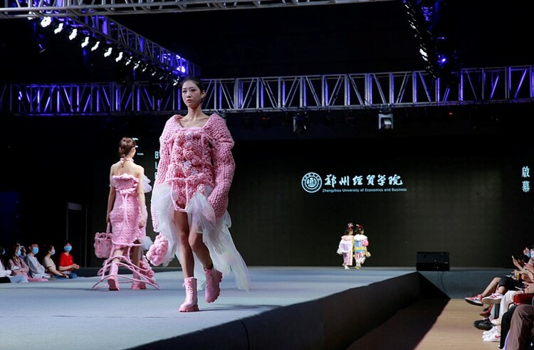河南省郑州经贸学院举行2021届服装与服饰设计毕业作品发布会