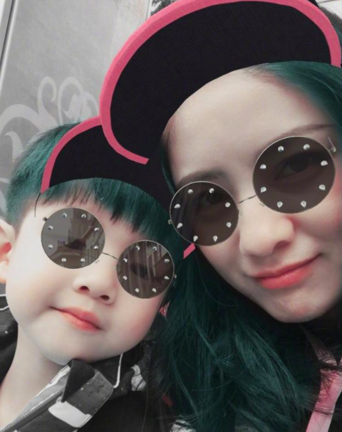 胡可安吉自拍母子俩都可爱 安吉完美遗传妈妈美貌