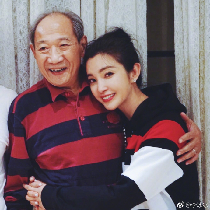 李冰冰再晒上戏93级聚会合影 感谢恩师教导