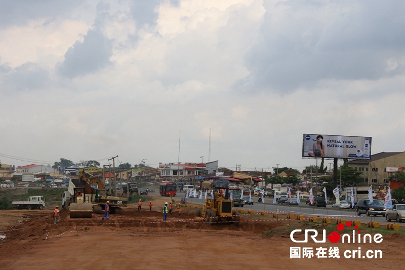 图片默认标题_fororder_1，中国港湾承建的尼日利亚凯菲至马库尔迪公路改扩建项目已全面铺开。  （王新俊 摄） .JPG