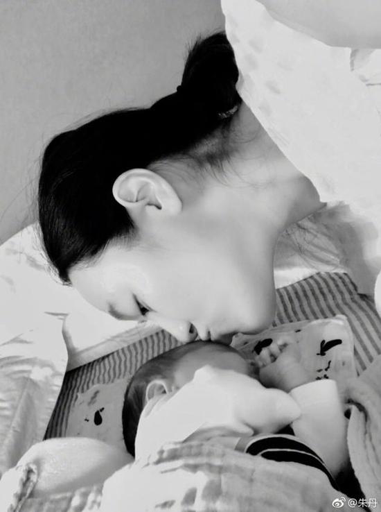 朱丹产后首晒和女儿的合照 亲吻额头超有爱