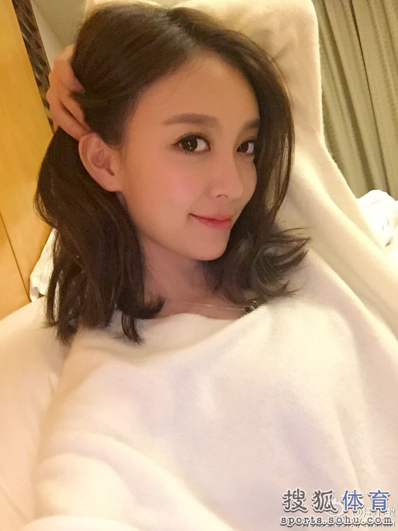 歌手汪小敏春晚后玩滑雪 网友:让我教你哦(图)