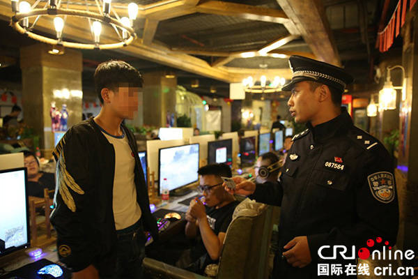 图片默认标题_fororder_盘查网吧（雨城区委宣传部-供图）