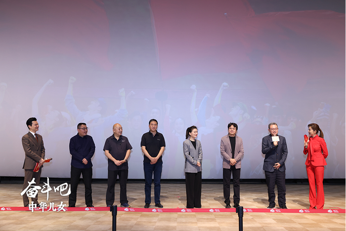 중, 최초 4K대형음악무용 서사시 영화 <분투하라! 중화의 아들딸> 시사회 개최_fororder_奋斗吧-2