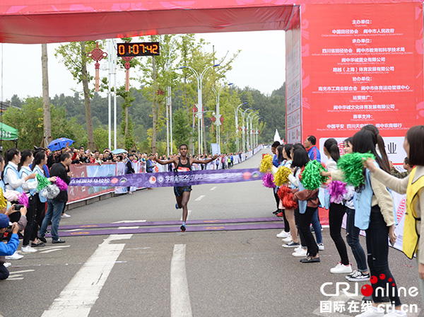 图片默认标题_fororder_来自埃塞俄比亚的选手赤科隆沃库迪莱斯获得半程马拉松的冠军-摄影-张晓东