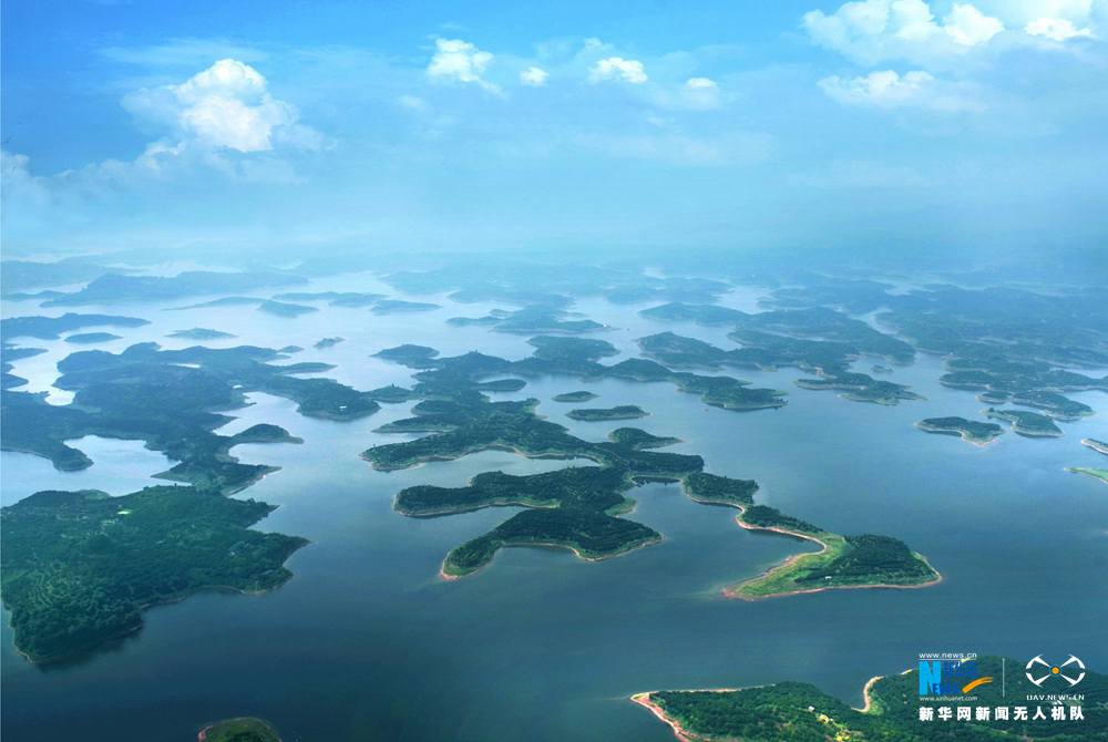 图为航拍视角下的重庆长寿湖,无人机恰巧捕捉到一个由湖中岛屿构成的"