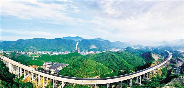 渝黔高速扩能项目平山产业园特大桥即将完工