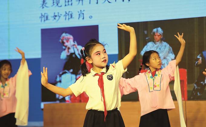南京市京剧团开展“戏曲进校园”公益演出