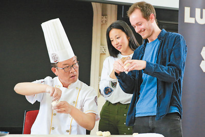 “讲述中华美食背后的故事” ——英国“鲁班工坊”中餐培训项目受欢迎