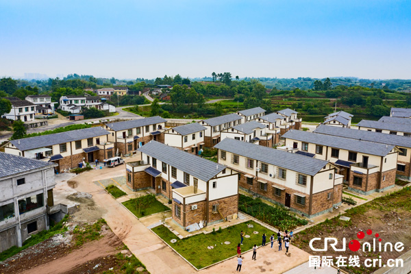 图片默认标题_fororder_3媒体记者参观新农村建设现场（摄影-廖志全）