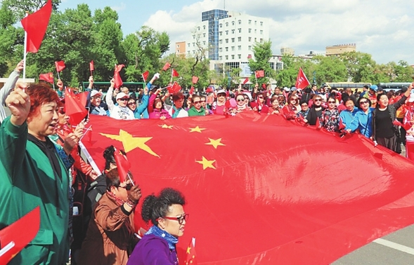 齐齐哈尔举行佩戴国旗徽章系列活动