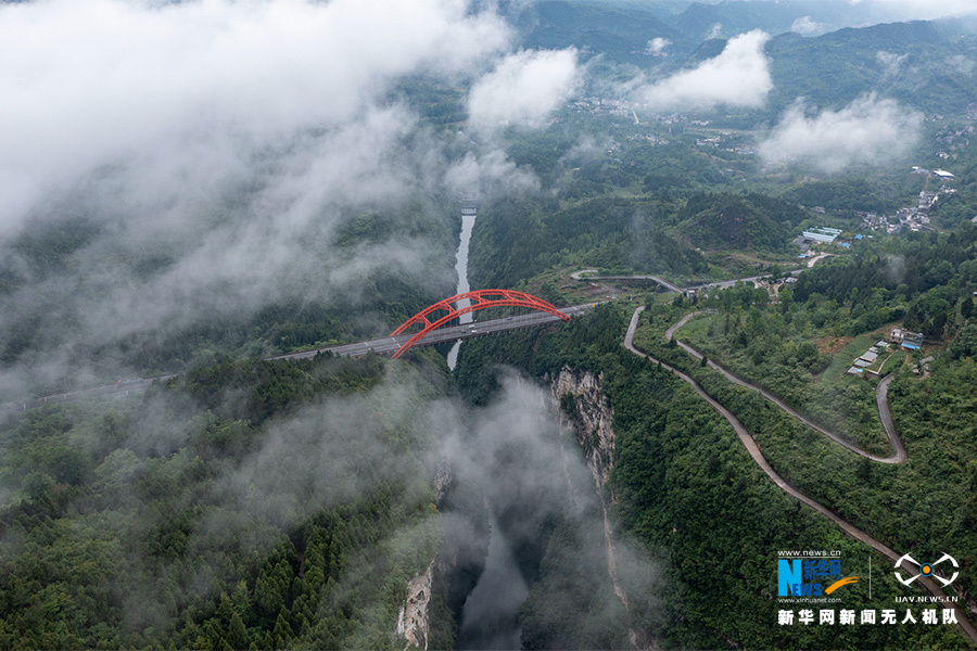【城市远洋带图】沿着高速看中国|云雾中的渝湘高速细沙河特大桥