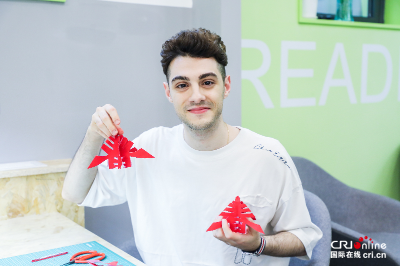 In Pics: Foreign Online Influencers Experience Cultural Activities at "Guangyi Plus" Public Culture Center_fororder_西班牙大V