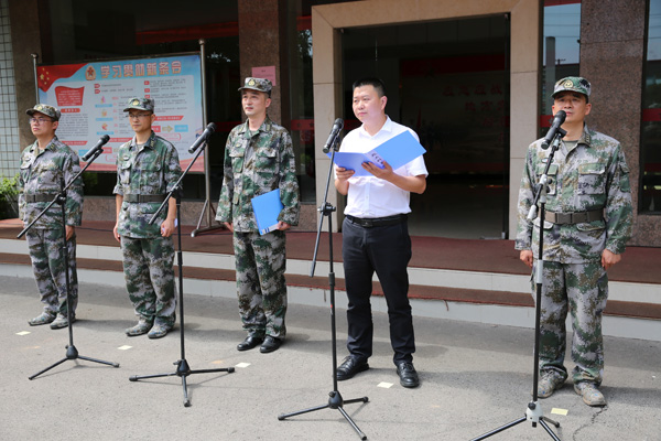 图片默认标题_fororder_2贡井区委常委、区政府副区长刘杰（右二）讲话