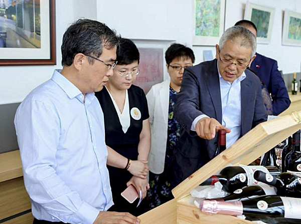 北京市委统战部副部长,市侨办主任刘春锋(左一)等相关领导参观展览品