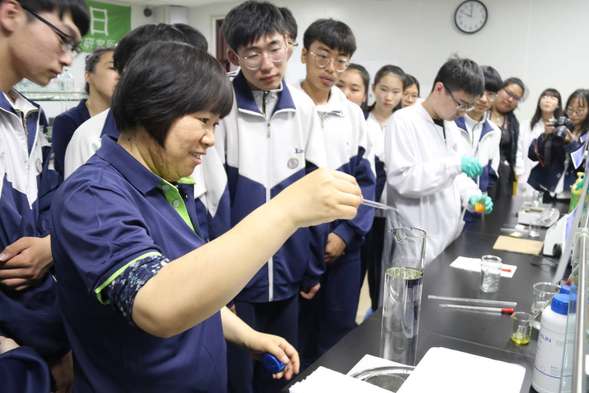 【黑龙江】【供稿】哈尔滨商业大学举办“中药——让生活更美好”实验室开放日活动