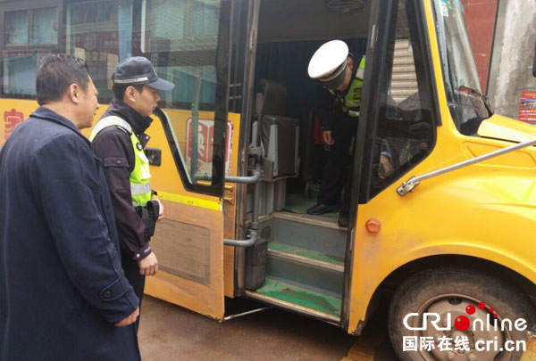 图片默认标题_fororder_民警排查校车安全问题
