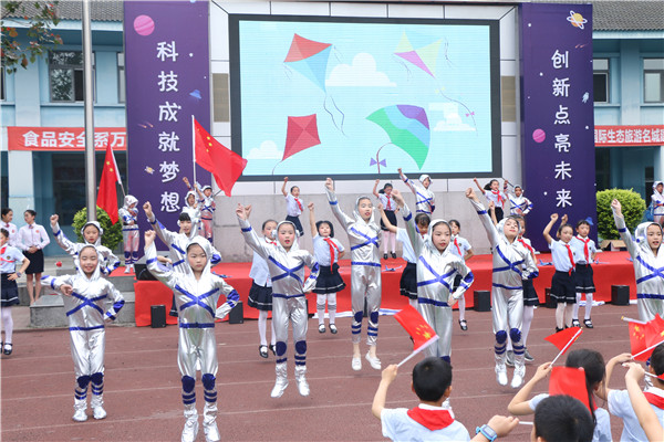 图片默认标题_fororder_开幕式表演（成都市泡桐树小学都江堰校区 供图）.JPG