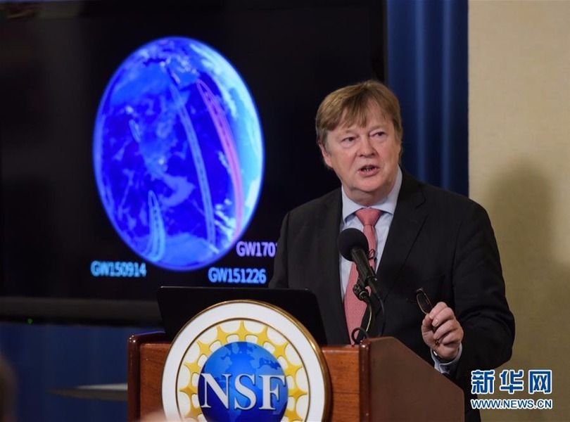 10月16日，欧洲“处女座”（Virgo）引力波探测器项目发言人约·范登布兰德在美国华盛顿举行的新闻发布会上讲话。新华社记者 殷博古 摄