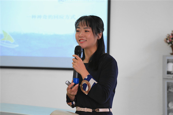 图片默认标题_fororder_课题主研人员卢雪燕老师带领与会教师进行体验式活动（成都市草堂小学西区分校-供图）