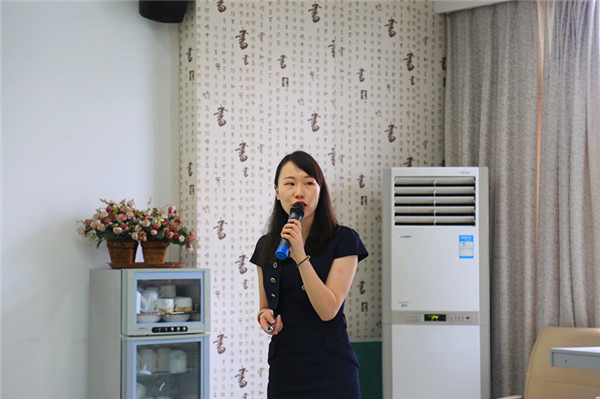 图片默认标题_fororder_课题主研人员龙玉凤老师作开题报告（成都市草堂小学西区分校-供图）