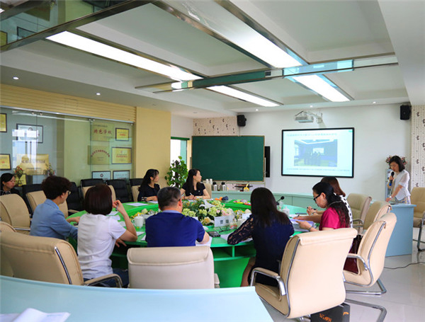 图片默认标题_fororder_成都市草堂小学西区分校副校长何萍作2018年学校科研工作汇报（成都市草堂小学西区分校-供图）