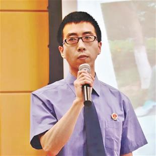 老翁谎称给儿相亲盯上美女带回家性侵 称对方自愿