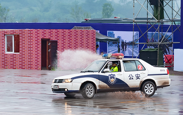 自贡市开展反恐防暴应急处置演练 展现人民警察英雄本色_fororder_6反恐防暴应急处置演练现场(摄影-廖志全)
